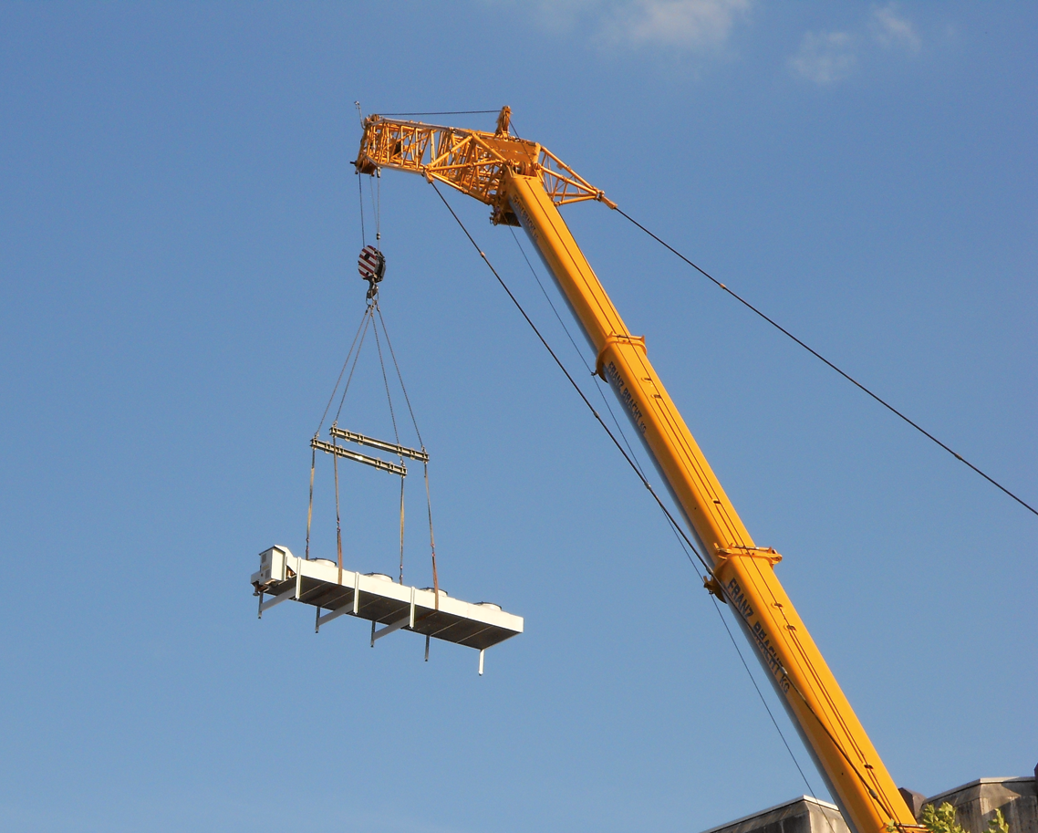 Transport der Teile mit einem Schwerlastkran auf das Dach des Katharinen Hospitals