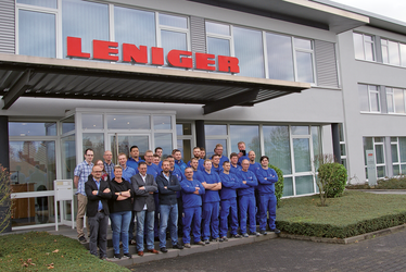 Das Team des Technischen Service vor dem Gebäude am Standort Paderborn