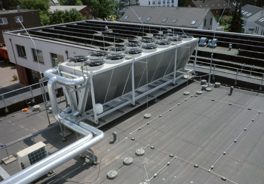 Die Rückkühler auf dem Dach der Feuewache2 in Hannover-Stöcken